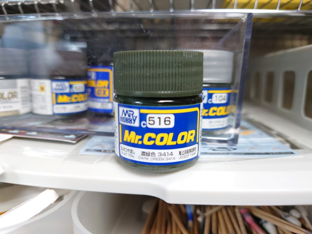 本体は陸自の緑をエアブラシでグラデーション入れながら吹きました。