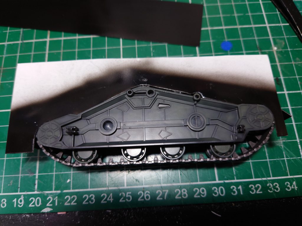 履帯カバーはプラバンにラインを引き型取りして切り抜きました。