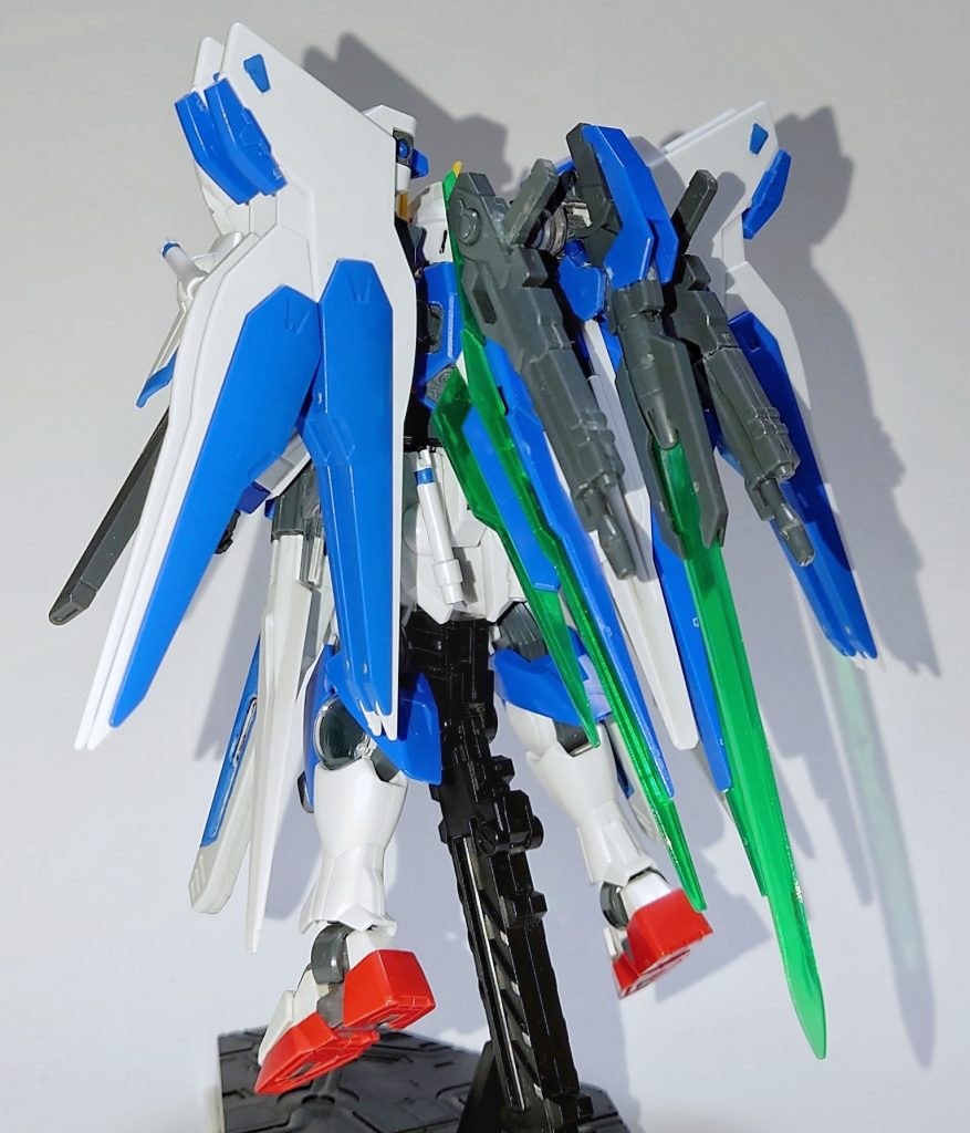 元々ダブルオーとストフリの要素をそれぞれ武装数を８割くらいにして他キットも使いつつ混ぜたものだったのを8割から10割にした上でクアンタとフリーダムの要素を増やしたものにしました。