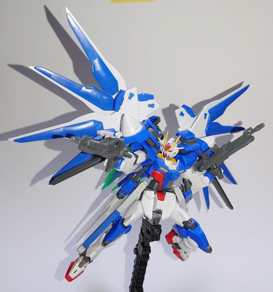 武装その1:57mmGNビームライフル×2ストフリと同じくライフルを2丁持ちます。連結機能はありません。オーガンダムのビームガンとストライクのライフルの組み合わせです。不使用時は背部にマウントします。