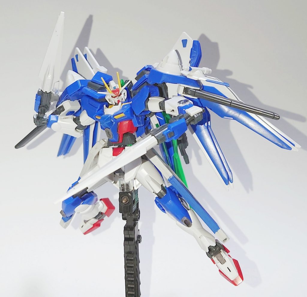 武装その8:GNソードⅡ×2ライフルモードには変形しません。あくまでソードとしてのみの使用。不使用時は腰のバラエーナの所にマウント。