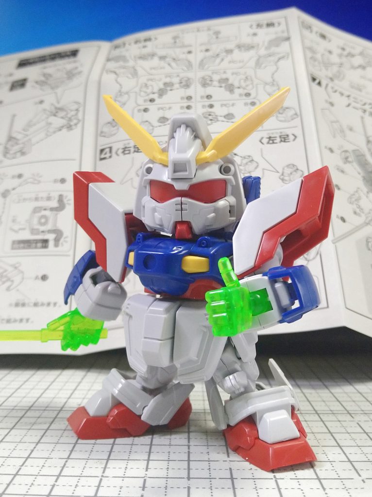 スターバーニングがあのフェイスなので、SD化するにあたっては『BB戦士239 シャイニングガンダム』を使用しました。シールドニッパーは『HGBC ハイパーガンプラバトルウェポンズ』から調達。