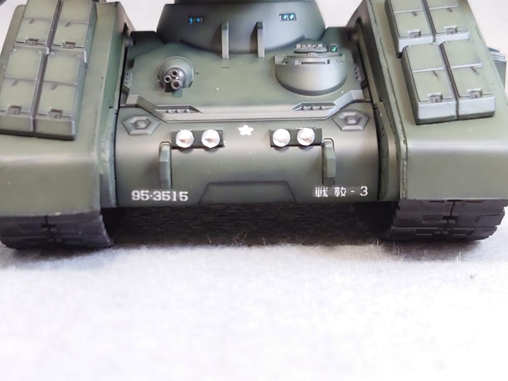 フロント部分にヘッドライトを着けてみました。機体番号もアシタのデカールです。