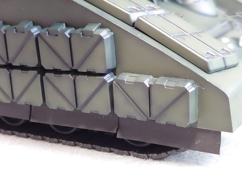 履帯カバー下部にはプラバンで製作したゴムマット(泥除け)着けてみました。