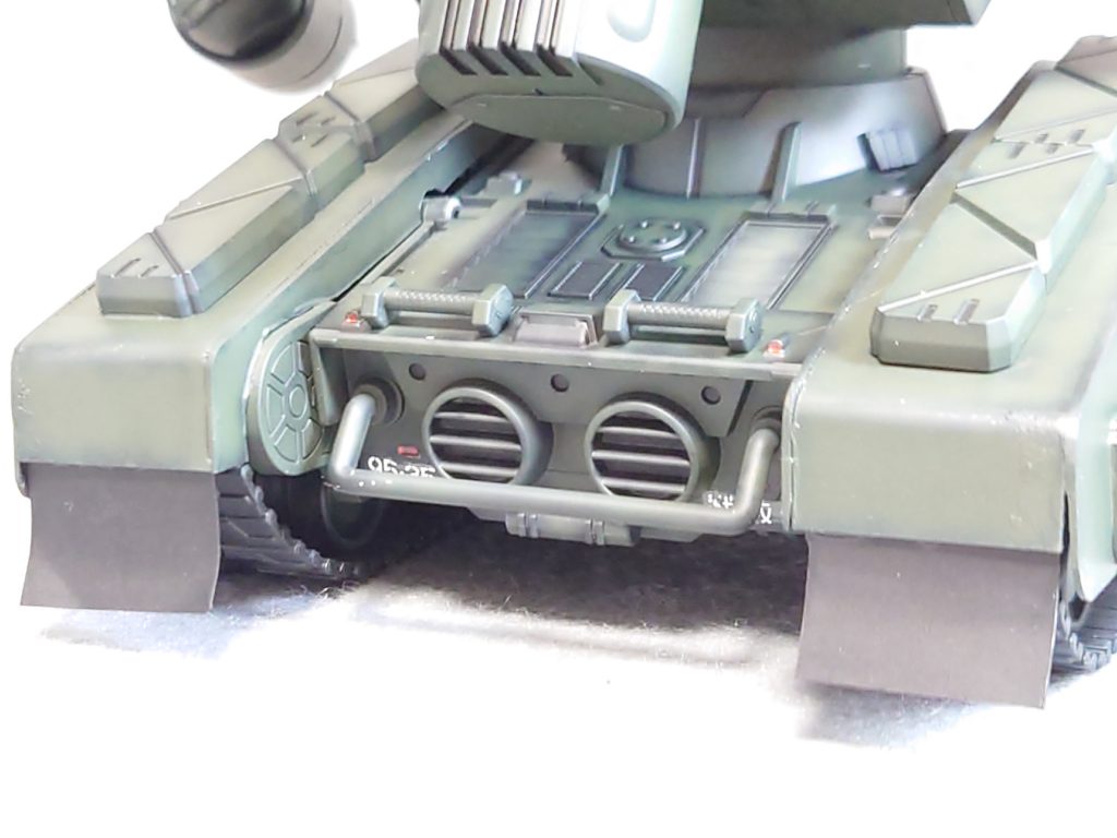 後ろ側にもプラバンで製作したゴムマット(泥除け)着けました。ラジエター?付近にグリップ着けました。