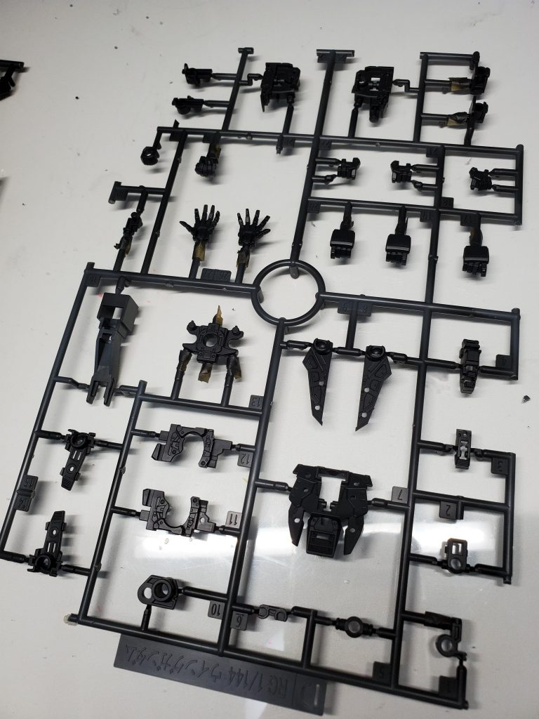 フレームはランナーごと塗装しています。塗装の邪魔になりそうなランナーは切り取り、軸は塗料が付かないようマスキングテープを巻いています。後でゲート跡はタッチアップします。