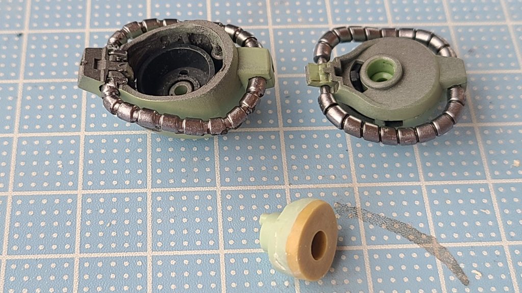 ちなみに頭部はそのままでは付かないので、基部をエポキシパテで延長しています。最後までご覧いただき有難うございます。