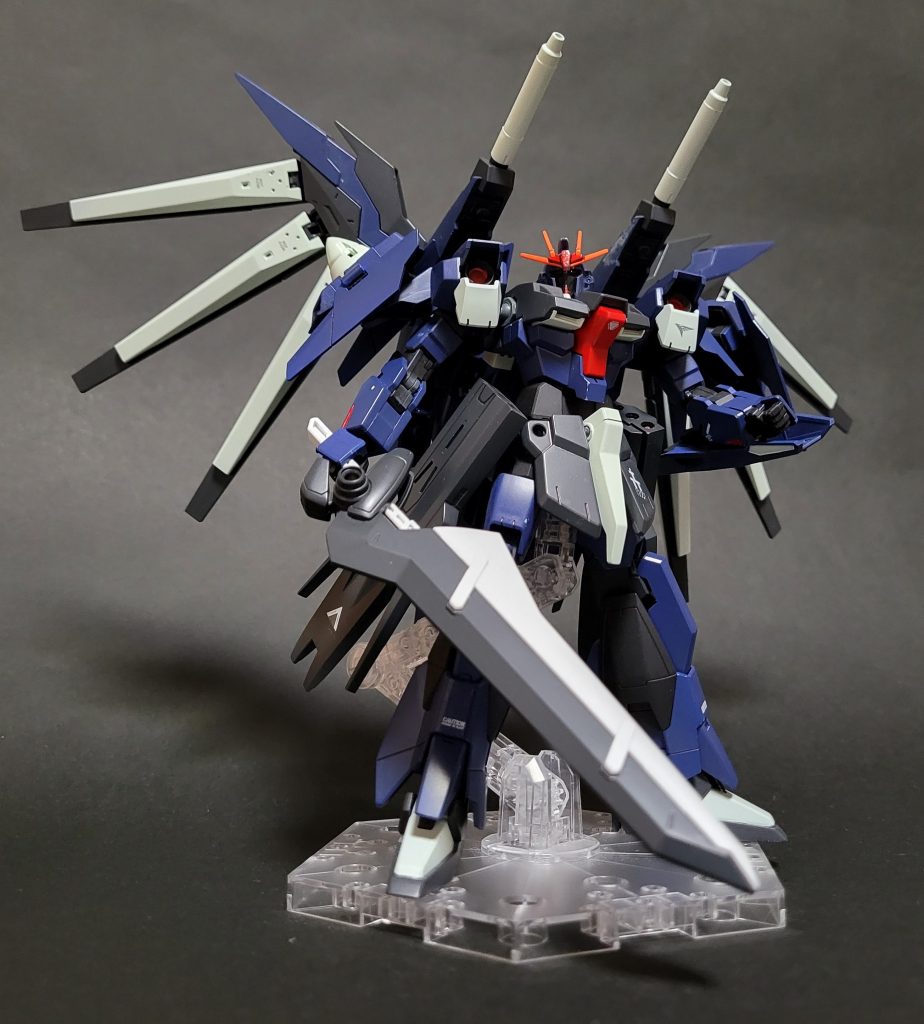 ライトニングカスタム フルパッケージ！バックウェポンシステムMk-IIにツインファンネルが追加装備された機体。本来バックパック左右の3ミリ穴にバーニアが着くのですが、それをファンネルに変えただけの装備になります！穴のサイズが同じなので差し替え自由です(*≧▽≦)