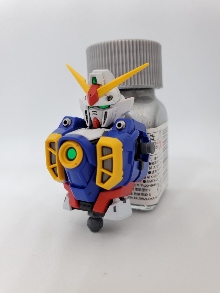 細かい部分はエナメル塗料で塗り分けています。