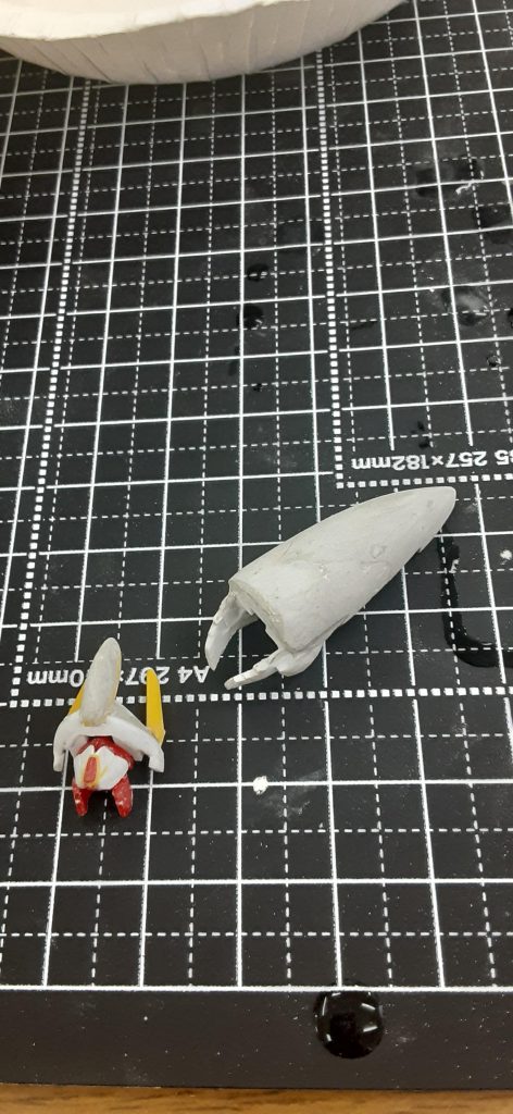 芯にしたハルートの頭部は原型を留めていません。もっと他に流用のいい方法があったかもしれませんが小顔でスタイリッシュな物を使いたかったのでこうなりました。