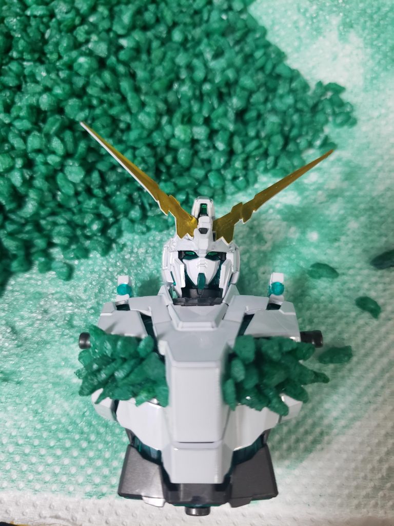 胸部作成時の写真です。小石を大、中、小にざっくり分け接着する角度とサイズを合わせながら作業だった為、スタート直後から先の見えない事をひたすらしていました…。