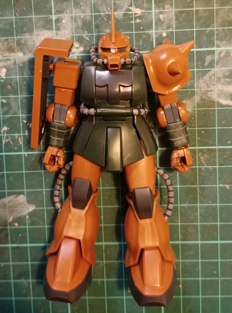 素組み後に合わせ目消してモノアイの幅詰めをした後の状態がコチラ♪