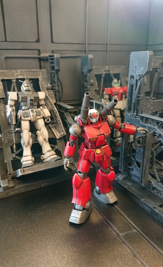 「よいっしょ...」そんな格納庫の弱いそうなMS達...