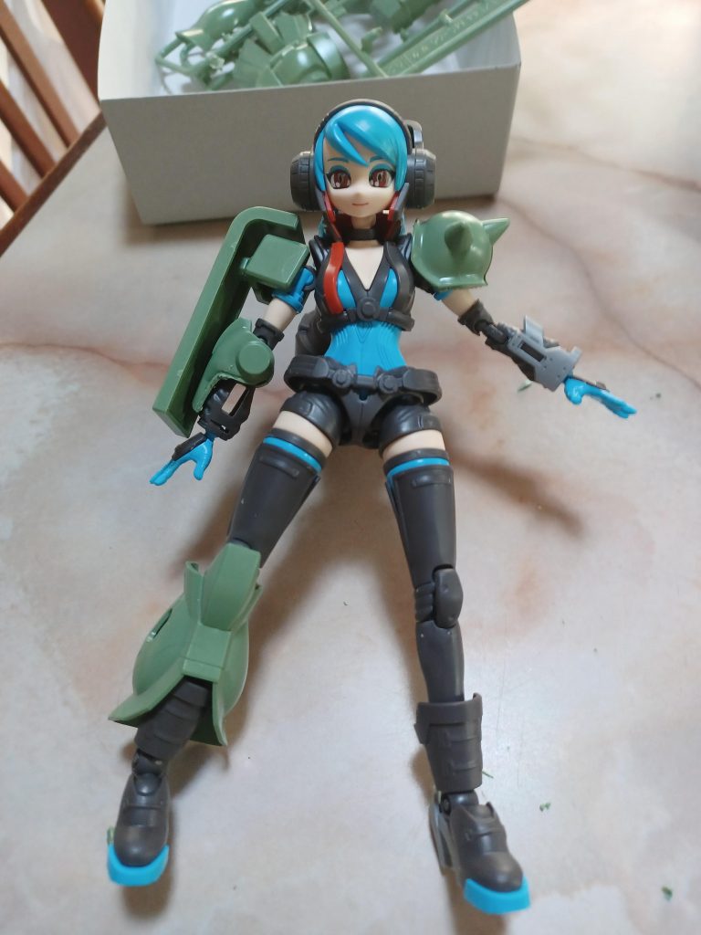 やってる事は単純で挟んで接着しただけで難易度は低いです。動力パイプはFGグレードは不動なので100均のビーズを娘からもらい、自作してます。