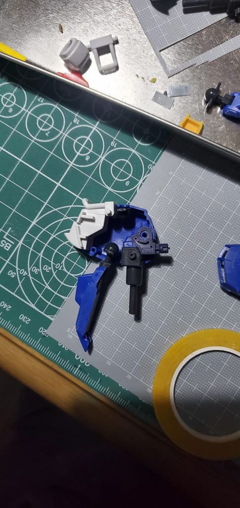 肩アーマー内部はダボ穴にハイゼンスレイⅡのパーツを瞬着で固定して胴体に接続しています。