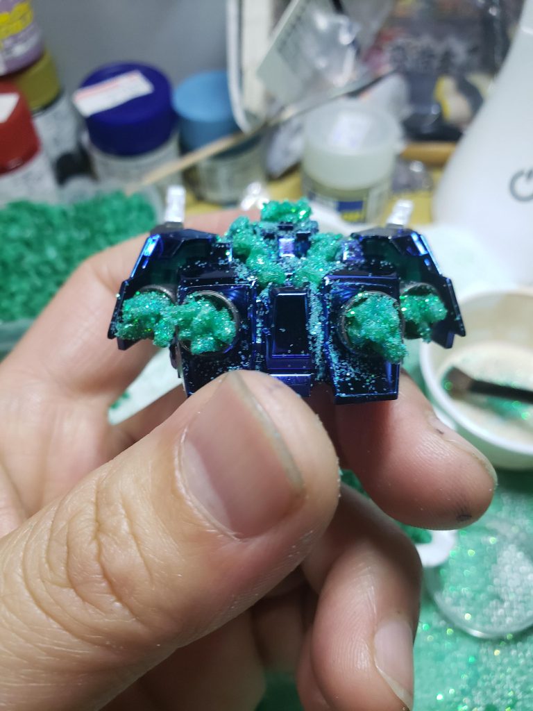 見えなくなりますが、バックパックとスラスター内部にもしっかりと結晶体の表現を。回りに付着したラメパウダーに関しては、結晶化した際の光としてそのままに。良くも悪くも良い結果に?笑