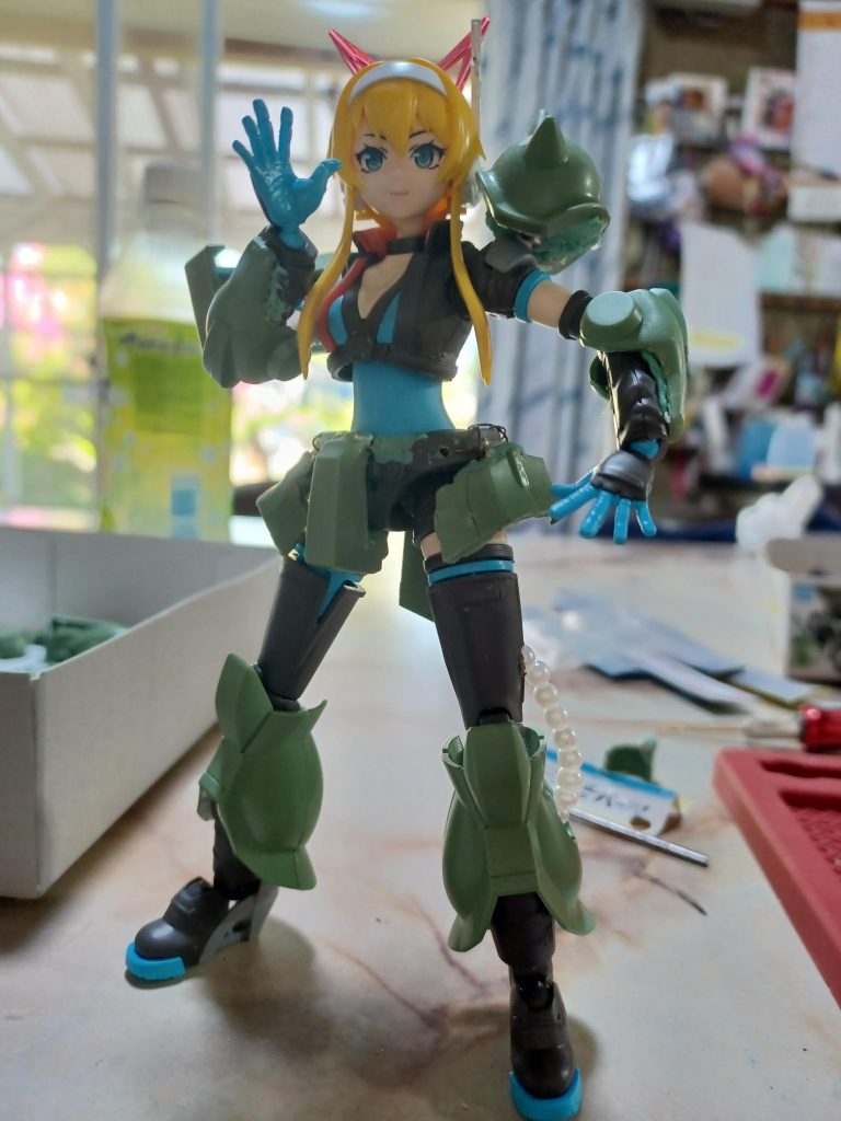 量産型にするかシャアにするか塗装直前まで悩みました。顔はバリアブルファイターガール襟は半分にして、ヘッドパーツの赤(頬のあたり)は取り除いてます。