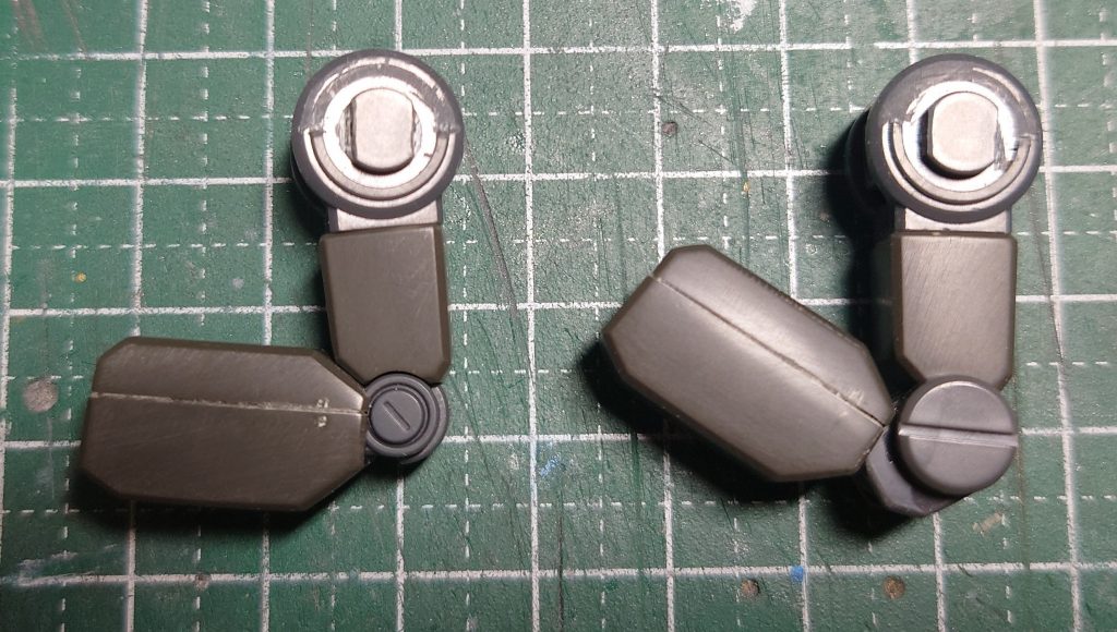 肘は寿屋さんのパーツで二重関節化。間延びした分、肘アーマーをプラ棒プラ板で追加してます。肩アーマーの後ハメ加工もしてあります。