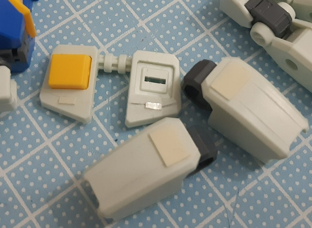 肝心のスジ彫りは、、、、ガタついてます。