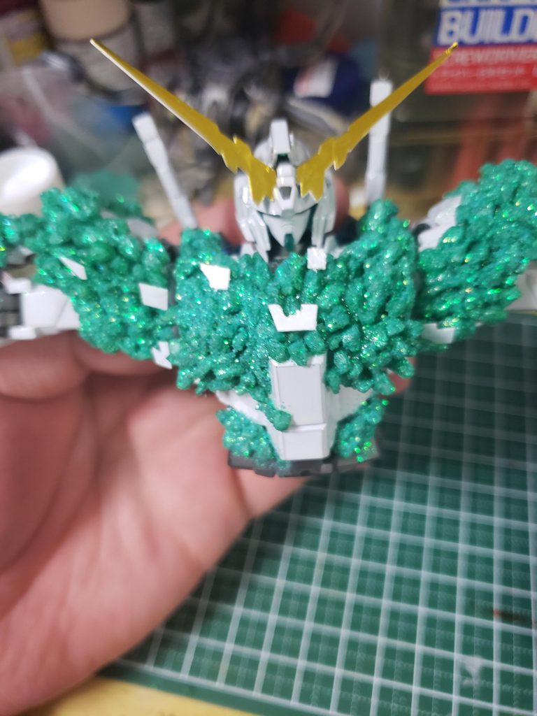 小石だけだと物足りない(再現率がいまいちだった)ので、白のプラバンを細かくカットしアニメのシーンと見比べながら胸と肩のみですが、盛り上がった外部フレームの再現もしてみました。