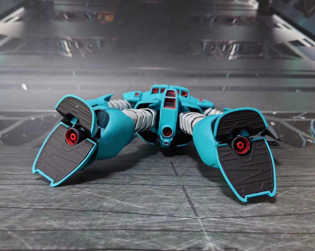 下からのアングル。股間に穴開け、ポリキャップを埋め込んであります。