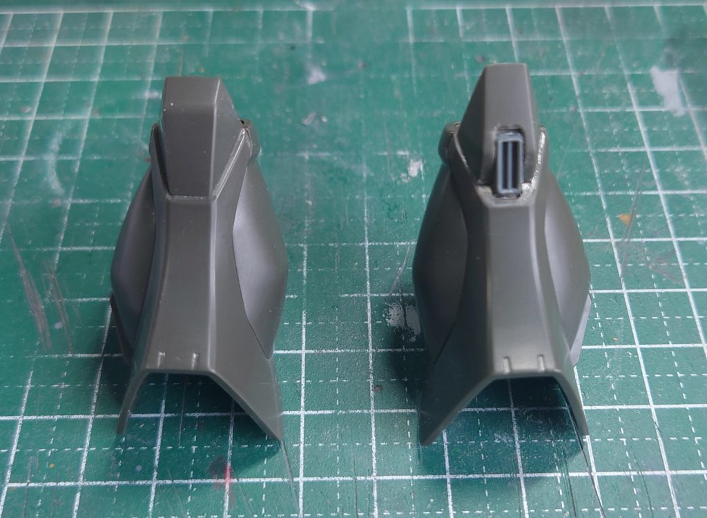 膝アーマーを切り取って上下逆にしてウェーブさんのバーニアを増設。