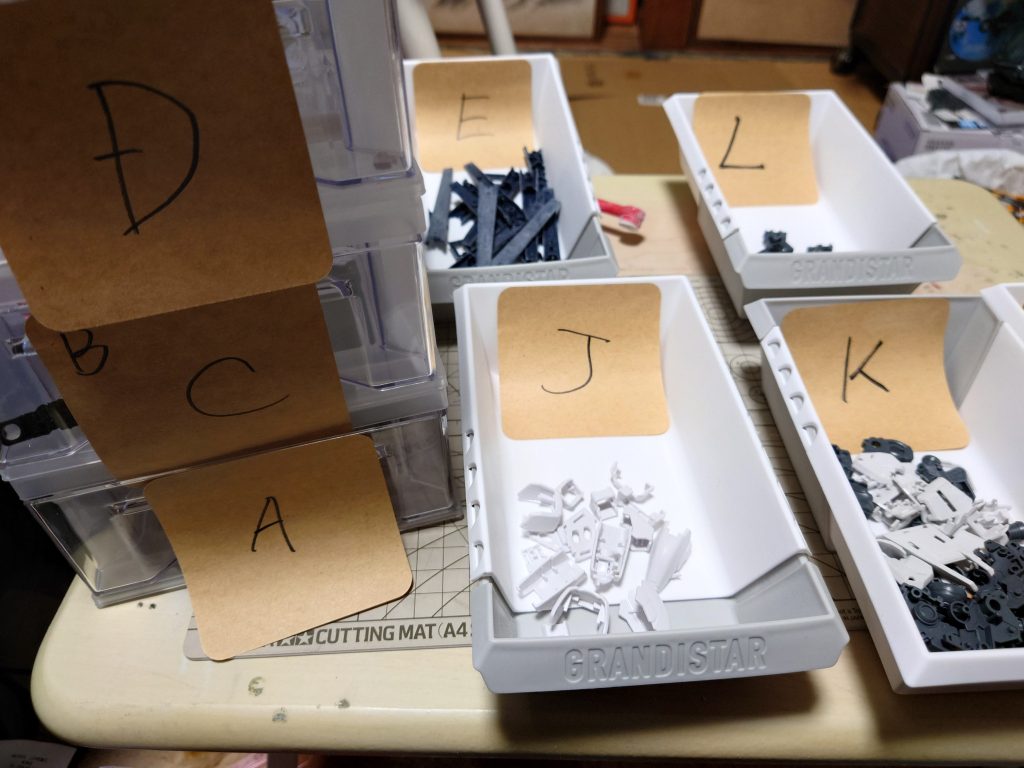 初めてパーツ全部切り離してから組み立てました…似たようなパーツを間違って付けたりして、ゴールデンウィーク中はずっとこれらとにらめっこしてました