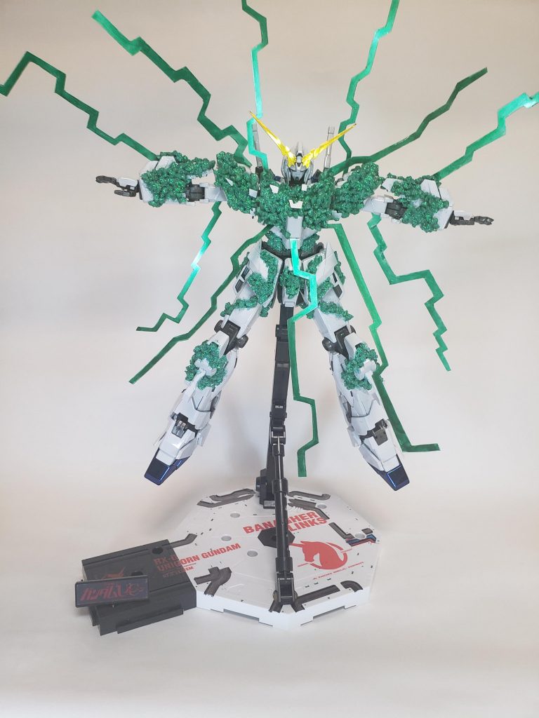 結晶化し、最後の帯状の物が発生した時のポージングをしたかったのでプラバンで作成しました。アニメのシーンでも不均一だった為、ランダムに切り取り少しでもそれらしい感じにしました。