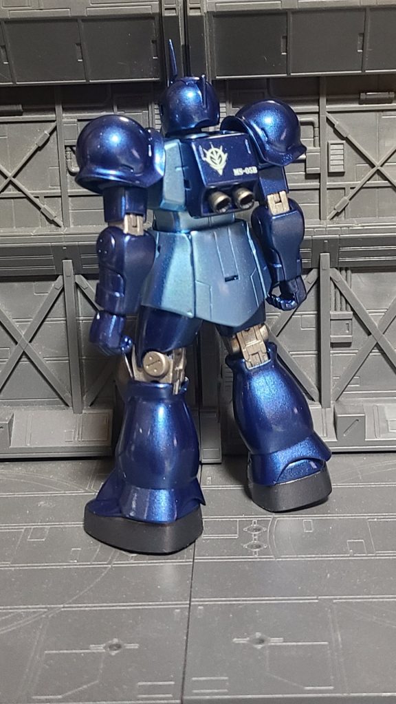 ランドセルのバーニア、私の好きなHGUC032・034・040のザクシリーズでは省略されているのですが、ザクⅠではしっかり再現されていてそのまま作っても満足な一体かと思います。ただ光沢仕上げは下地処理が命、処理の甘さが目立ちますね。