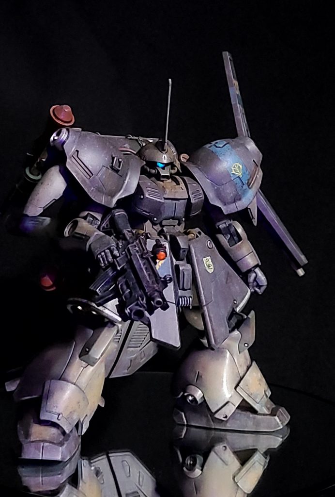 銃のスコープ、モノアイはHアイズで、蛍光カラー塗装してあるのでUVライトで発光します。モノアイレールは、グフフライトタイプの時に使用した、友人製作のものに置き換えてあり、楊枝なんかを使えば、多少ですが左右に可動します。