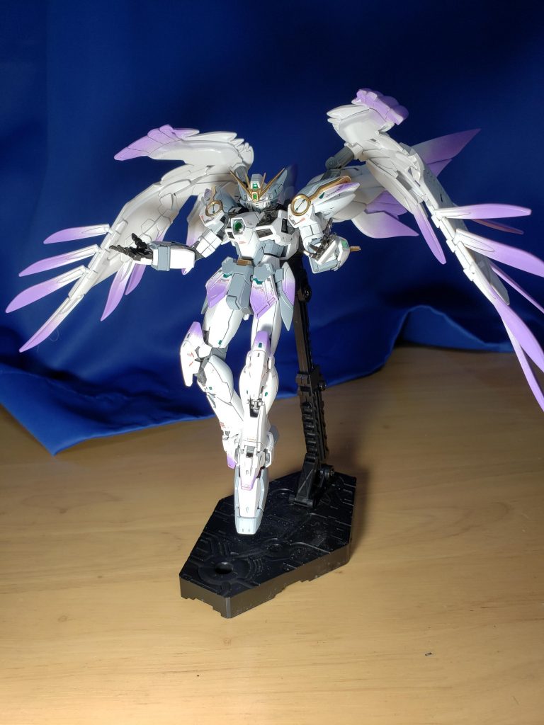 どこかで見覚えのあるポーズもやってみました。元ネタの機体も神々しい機体だったので、ウイングゼロカスタムにも合いますね。あちらよりもバインダーがデカいからか、こちらの方が迫力がある気がしますね。