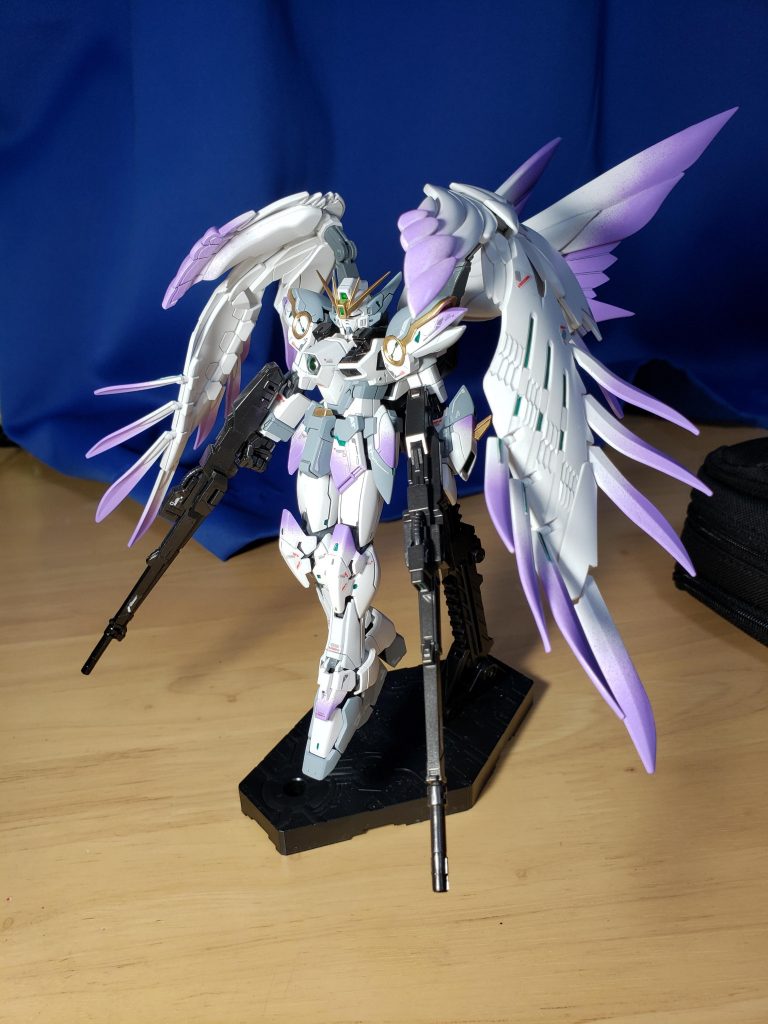というわけで、今回はウイングガンダムゼロカスタムの全塗装でした。 今回の反省点は、グラデーション塗装の粒子が荒かったことです。近くで見るとわかるんですが、細かい点々が結構よく見えるんです。次はもっと目が細かくなるようにいい感じに薄めたいですね。次回は何を作ろうかな? そろそろAGE-2マグナムの改造機を作りたいです!(売ってない!!!!)とまぁ今回はこれで締めます。ご覧いただきありがとうございました^^
