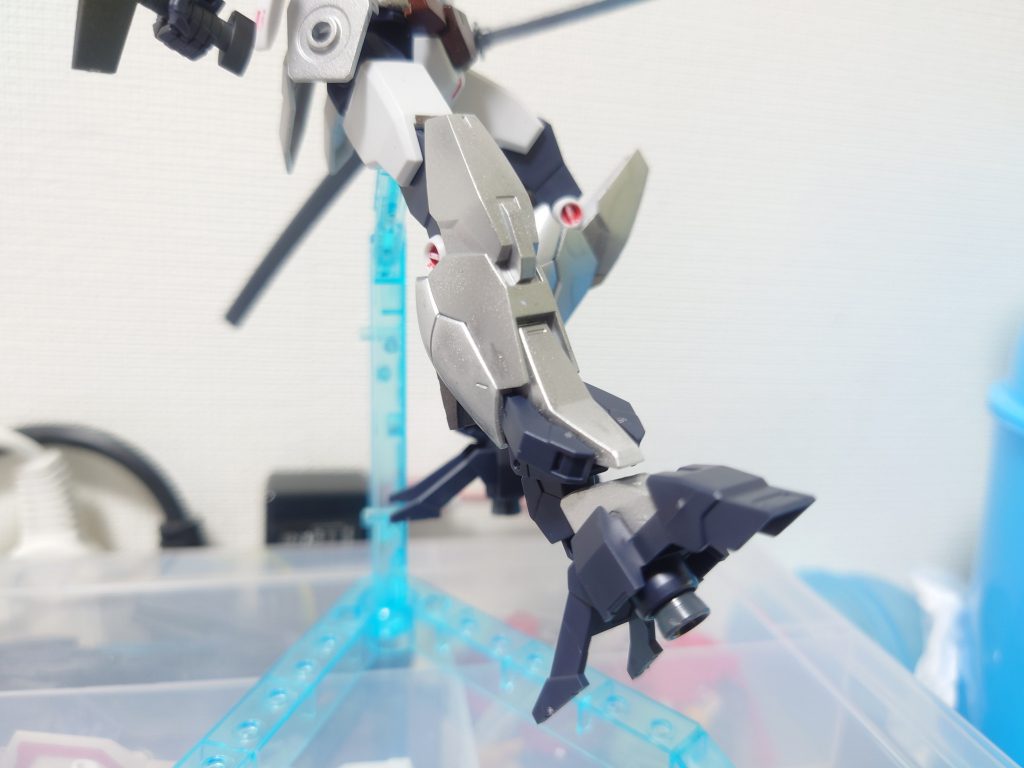 足裏や腰にバーニアを追加、機動力高めアピールです