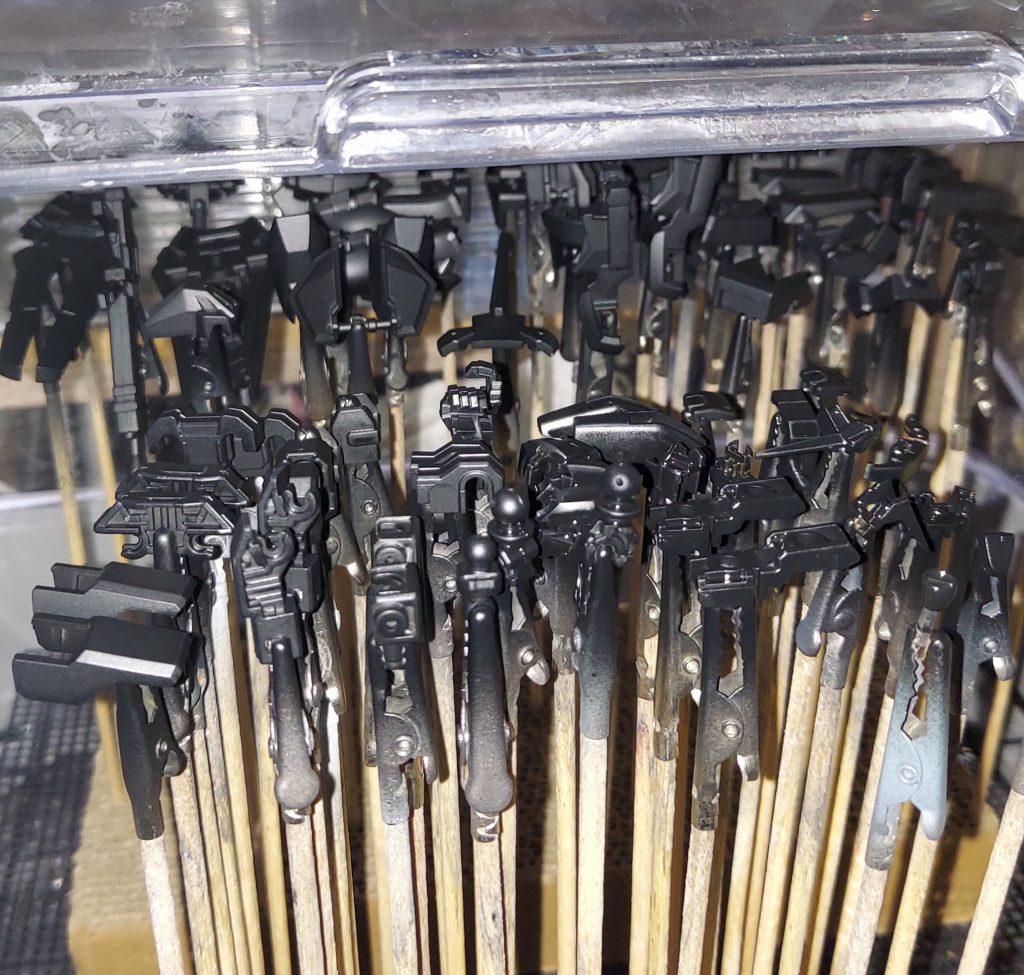 塗装に関してですが、まずクレオスの水性黒サフにて下地塗装をしています。