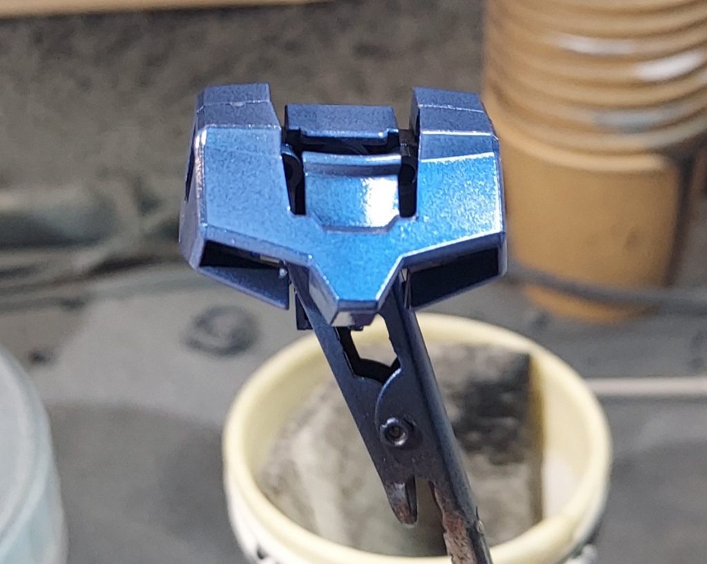 その上に光沢クリアーにFGパールを混ぜ、吹き付けています。本来は光沢ブラックの上に乗せるべきなのですが、作業時間の関係で黒サフの上に吹き付けています。