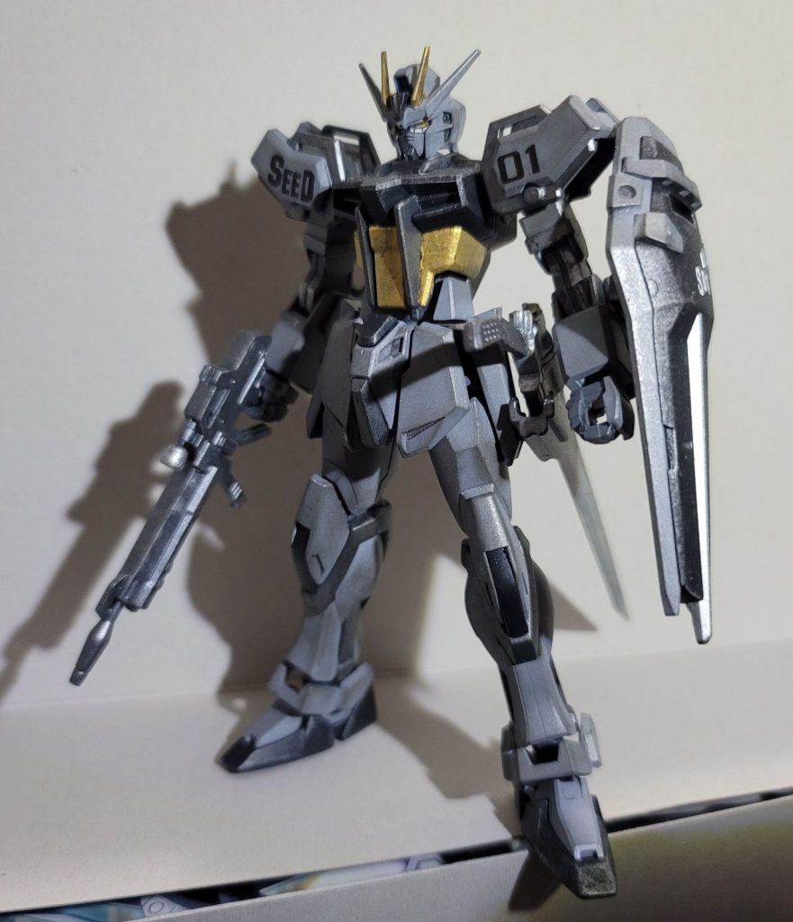 正直な話、出来が微妙なのでうpするかちょっと迷っていましたまずスコール要素として額に傷を作ったけど作った本人であるこの私でも見逃してしまうほど目立たない…そして傭兵団SeeDのリーター機として、SEED-01のマークを貼りたかったけどいい感じなデカールが見つからず結局手元にある水転写デカールのアルファベットと数字を組み合わせて貼りました(Dは0の左側を切り落として貼ったモノ)その結果、右肩が非常にダサく見えるのが難点もし良い感じなデカールを見つけたら替えるかな…...