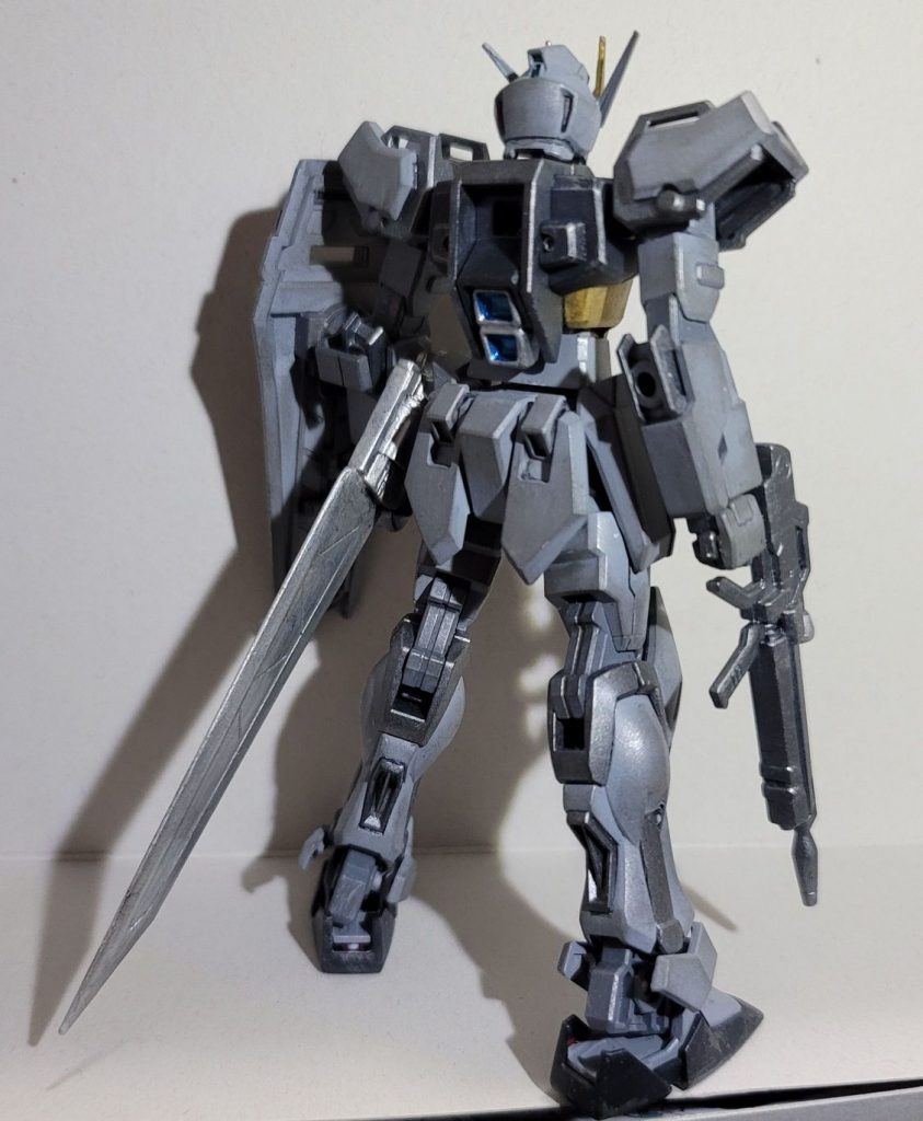 あとカラーリングもどうすればスコールに見えるについて難航していました本当にスコールカラーにしちゃうと黑面積が多すぎて見栄えが悪いと思って最終的にはディアクティブモードに近いカラーリングにしました目立たないけどふくらはぎの合わせ目は後ハメ加工で処理しました(中に挟むグレーのパーツを3分割)