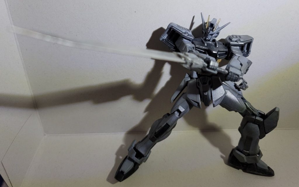 ガンブレードのグリップは角度を変えたうえでジャンクパーツで延長しました両手持ちは御覧の通り非常に厳しいではあるが一応できます