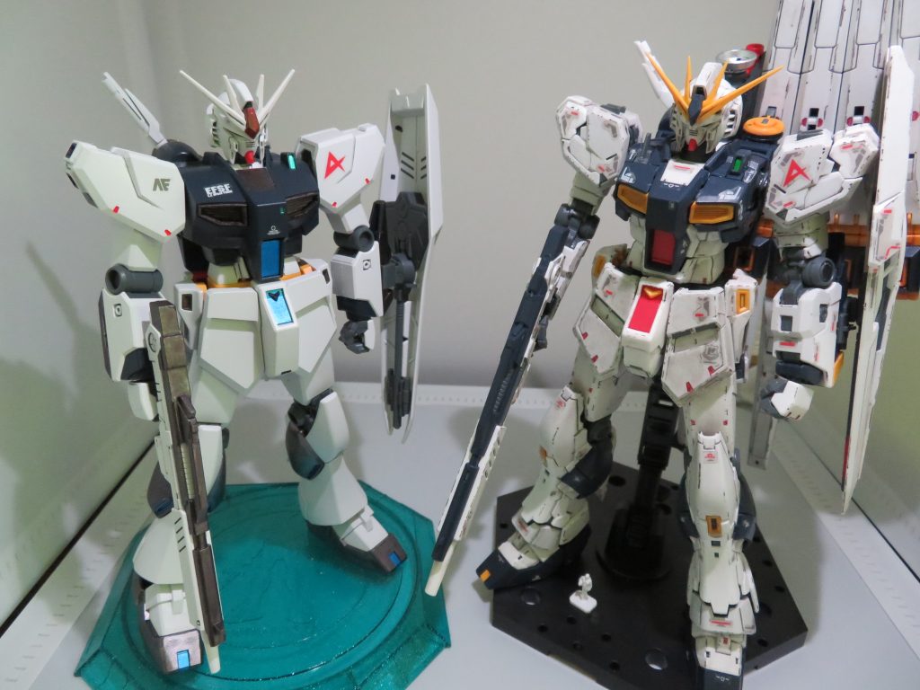 私が初めて制作したガンプラ、RG νガンダムと。こうしてみると、RGは顔が小さいですね。