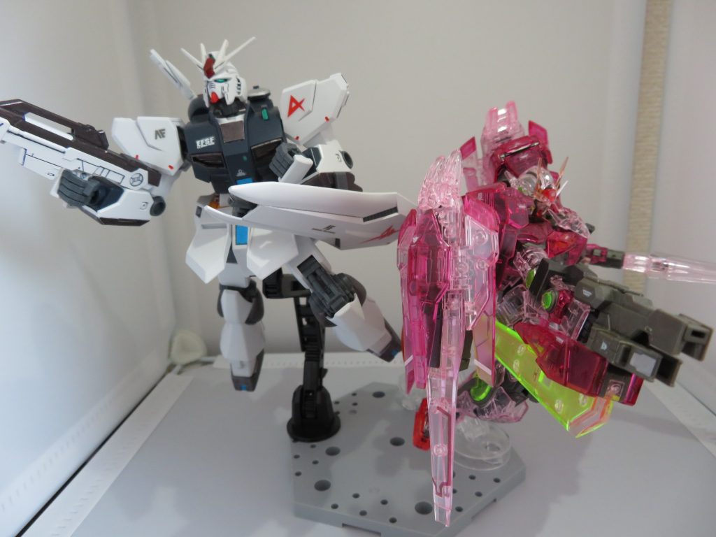 少し前に制作したRG ダブルオーライザー(トランザムクリアカラー)と。刹那との共闘!