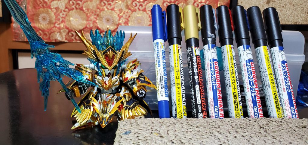 使用したガンダムマーカーですが、シャインシルバー、ゴールド、イエローゴールメタリックダークブルー、ロイヤルメタレッドメタリックブラック、ヘビーガンメタリックを使用しています。ゴールドとイエローゴールドの2種類のゴールドを使って平坦な色味にならないようにしましたが、ちょっと分かりにくいですね。