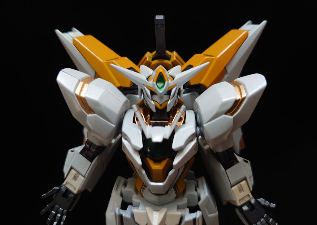 すしざんまいポーズって以外と難しいです…塗装はほぼスプレー塗装です。白はパールホワイトと一部キャラクターホワイト。黄色は黄橙色。関節はガンメタル。あとはゴールドが少しとクリアパーツはガンダムマーカーのメタルグリーンです。