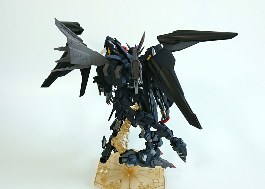 リア・サイド全体のカラーリングを黒基調にし、ポイントに赤、黄、紫を散らせました。