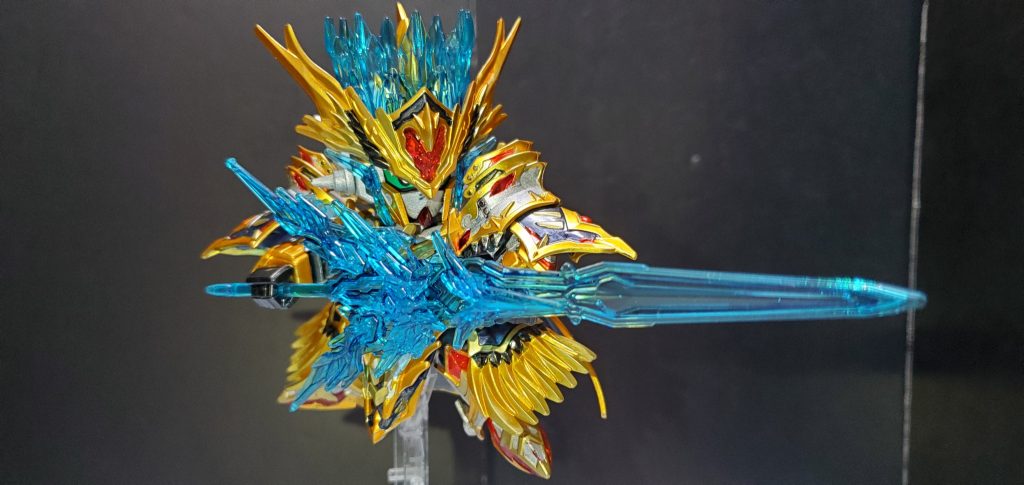 必殺技「エクスカリバー」使用時。顔以外のクリアパーツがエクスカリバーに集約され、より強大な見た目の武器になります。