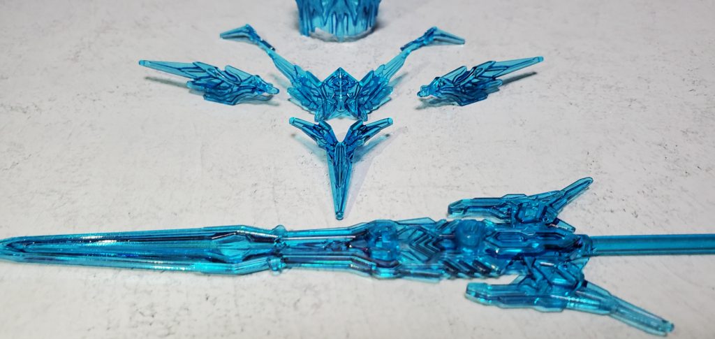 クリアパーツはリアルタッチマーカーのブルー1でスミ入れして平坦な印象にならないようにしています。