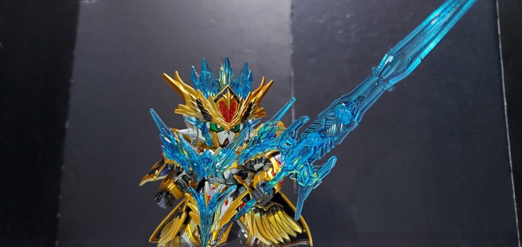 力を解放した状態。クリアパーツの美しさもあってより豪華な見た目になります。武器の王剣エクスカリバーはナイトワールドに伝わる王者の剣です。