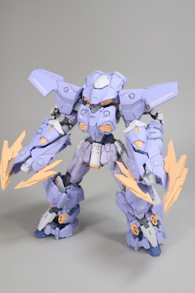 接近戦モード小さい肩アーマーが気に入らなかったので旧デザインに近づけるよう肩アーマーを大型化しました