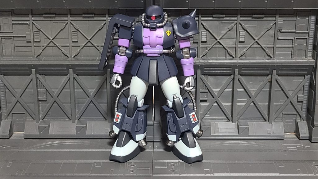 ボディーと頭部をHGUC040の量産型ザクⅡから、腕部と脚部とバックパックをHGUC151の高機動型ザクⅡから用いています。ボディーは胸部左右に1mmのプラ板を張り付け幅増しを行なっています。
