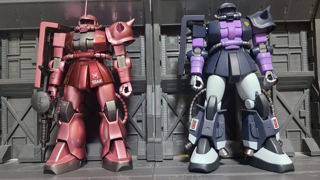 過去に製作したHGUC032 シャア専用ザクⅡS型と2ショット!このS型も胸部幅増しを行っているのですがいかがでしょう?S型も当然C型やF形をベースに作られたと言われる機体、派生型としてのこれらザクシリーズが同じデザインのボディーを使う方が自然なのでは?と思う訳です。自分の野望でもあるザクミュージアムを作った際、並べてみんな同じベースボディーで統一したいんですよね。あとこの2ショット写真は、ジ・オリジンのコミックス内でシャアと3連星がMS受領に来た際のシーンを自分なりに再現した物になります。最後までご覧頂き有難うございます。