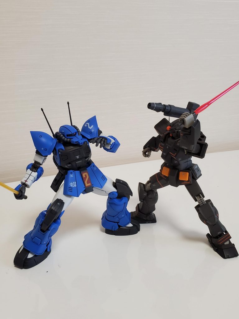 ヘビーガンダムとMS-X対決。ビームサーベルのザクは珍しいですね。